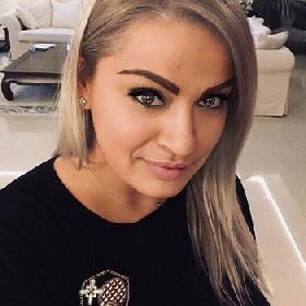 Wie komt mij eens lekker naaien?