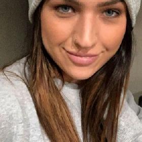 Het begint met een geile mail, over en weer