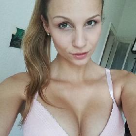 Wie komt proeven hoe zoet mijn kutje smaakt?