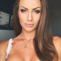 Weet jij van aanpakken met deze vurige brunette?
