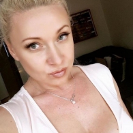 Blond en geil, help jij mij?