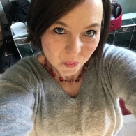 Super geile brunette wacht op jouw