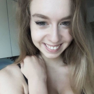 Lief klein meisje zoekt spanning