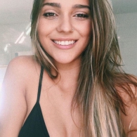 Jonge dame zoekt spannende date