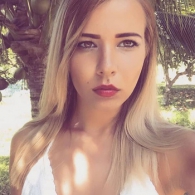 Jonge dame zoekt spannende date
