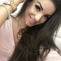 Super geile brunette wacht op jouw