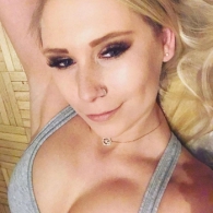 Jonge dame zoekt spannende date