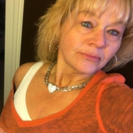Deze sexy blonde meid is ontzettend geil