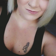 Jonge dame zoekt spannende date