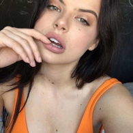 Jonge dame zoekt spannende date