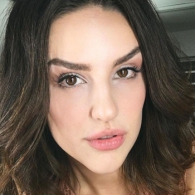 Super geile brunette wacht op jouw