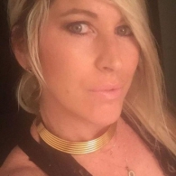 Deze sexy blonde meid is ontzettend geil