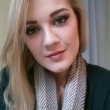 Deze sexy blonde meid is ontzettend geil