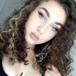 Jonge dame zoekt spannende date