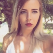 Jonge dame zoekt spannende date