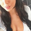 Jonge dame zoekt spannende date