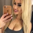 Deze sexy blonde meid is ontzettend geil