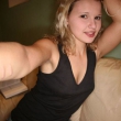 Deze sexy blonde meid is ontzettend geil