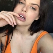 Jonge dame zoekt spannende date
