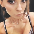 Jonge dame zoekt spannende date
